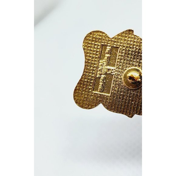 Ontario Floral Pin - Embrace the Beauty of Ontario with Our Exquisite Floral Pin - Picture 14 of 16